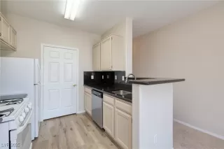 Photo #3: 2700801 Listing 