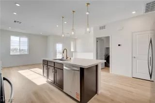 Photo #4: 2700830 Listing