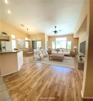 Photo #2: 2701105 Listing