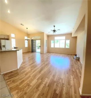 Photo #3: 2701105 Listing