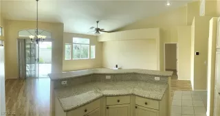 Photo #5: 2701105 Listing