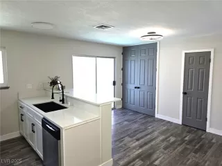 Photo #5: 2701539 Listing 