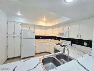 Photo #6: 2701675 Listing