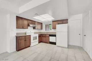 Photo #5: 2701849 Listing