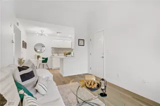 Photo #3: 2702096 Listing