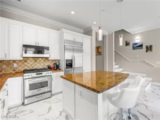 Photo #2: 2702182 Listing 