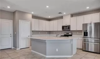 Photo #3: 2702505 Listing 