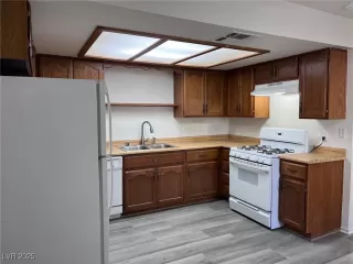 Photo #5: 2702853 Listing