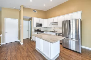 Photo #3: 2702891 Listing