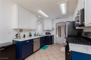 Photo #6: 2703417 Listing