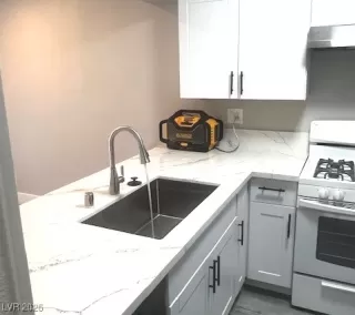 Photo #3: 2703910 Listing 