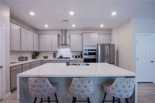 Photo #5: 2704020 Listing