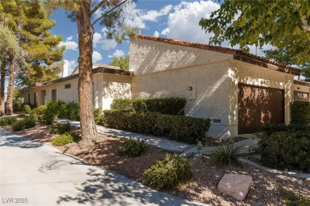 MLS: 2704128 Condo For Sale