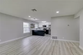 Photo #4: 2704184 Listing