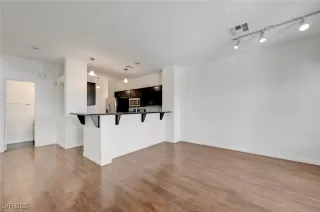 Photo #4: 2704298 Listing