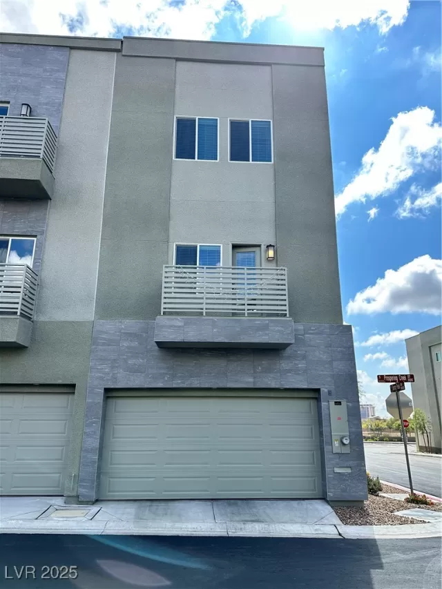 MLS: 2704326 Condo For Sale