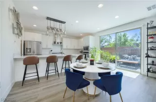 Photo #4: 2705815 Listing