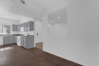 Photo #5: 2705942 Listing