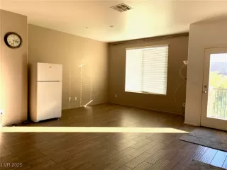 Photo #5: 2706453 Listing