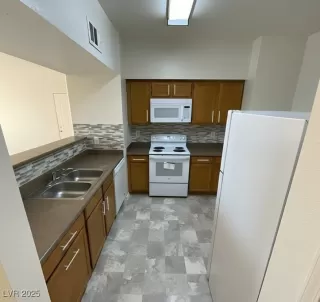 Photo #5: 2706537 Listing