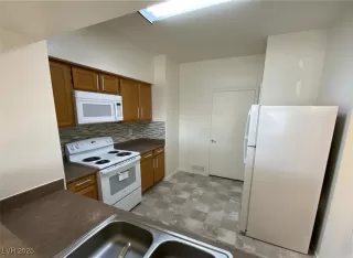 Photo #6: 2706537 Listing