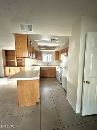 Photo #4: 2706629 Listing