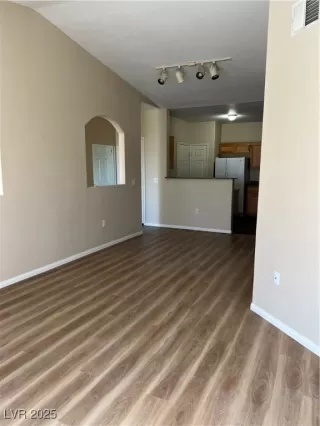 Photo #5: 2706899 Listing