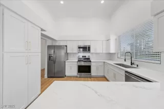 Photo #3: 2706925 Listing