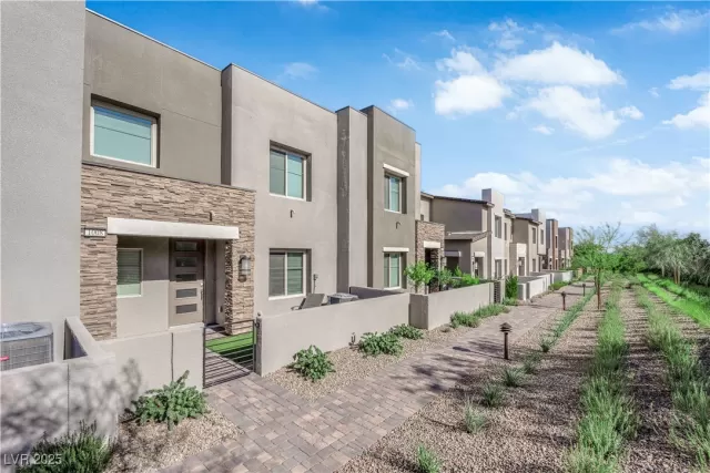 MLS: 2706996 Condo For Sale