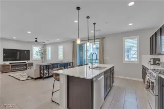 Photo #5: 2707182 Listing