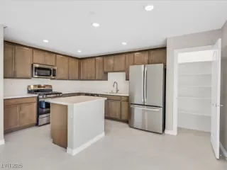 Photo #5: 2707609 Listing