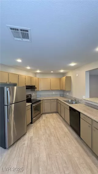 Photo #3: 2707610 Listing 