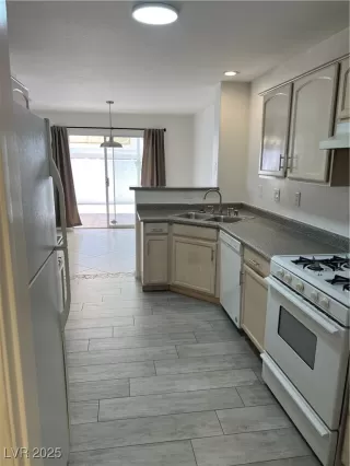 Photo #3: 2707731 Listing 