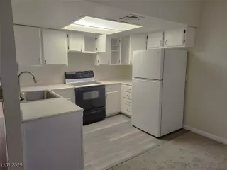 Photo #5: 2707977 Listing