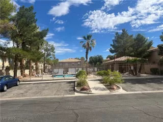 Photo #4: 2708020 Listing