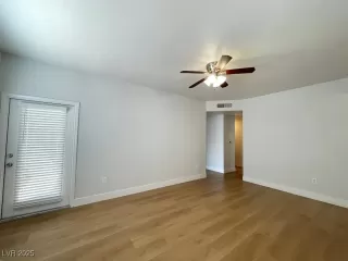 Photo #5: 2708102 Listing