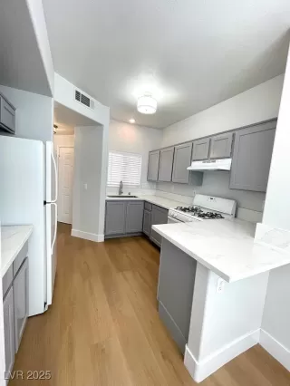 Photo #6: 2708102 Listing