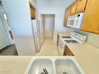 Photo #4: 2708572 Listing