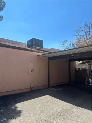 Photo #4: 2708698 Listing