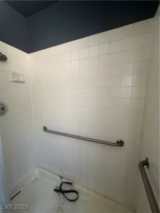 Photo #6: 2708698 Listing