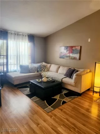 Photo #3: 2708739 Listing 