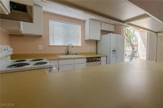 Photo #5: 2708891 Listing 