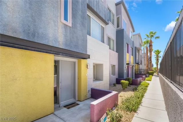 MLS: 2709125 Condo For Sale