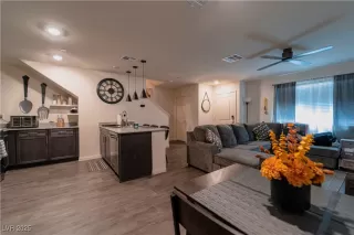 Photo #4: 2709295 Listing