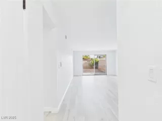 Photo #3: 2709390 Listing