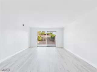 Photo #5: 2709390 Listing