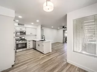 Photo #5: 2709711 Listing 