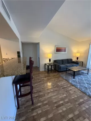 Photo #5: 2709725 Listing 