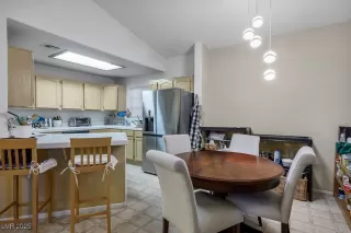 Photo #4: 2709938 Listing