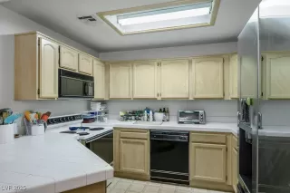 Photo #5: 2709938 Listing